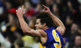 西海岸伟大的本·考辛斯和尼克·奈塔努伊在老鹰队的9号跳投哈利·里德面前打开了空位