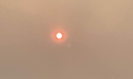 “灰烬”落在珀斯郊区，燃烧“烟雾笼罩城市”