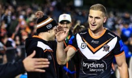 动情的窦莹在试完后流下了眼泪