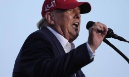 特朗普在集会上开枪后冲出舞台