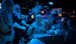 “卡尼”号军舰的水手们离开了中东