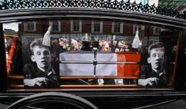 约翰尼·德普和其他明星参加了The Pogues乐队主唱谢恩·麦高恩的葬礼