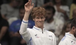 在兴奋剂事件后，辛纳为球队增加了两名新员工