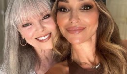 80年代的流行歌手，71岁，在温馨的家庭照中看起来非常年轻