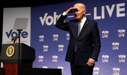 拜登誓言要在放弃竞选连任的呼声越来越高的情况下继续战斗