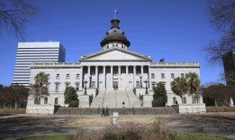 南卡罗来纳的共和党人正在权衡跨性别者的健康限制，密苏里州也看到了类似的法案