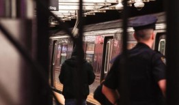 警方称，一名男子在纽约地铁向试图抢劫女性的抢劫犯开枪