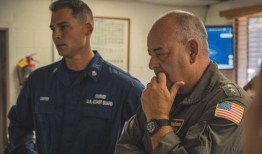 海岸警卫队队员是风暴中平静的声音