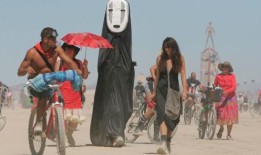 官员正在调查火人节的死亡事件，恶劣天气给节日带来了混乱