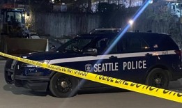 西雅图警方在两名年轻男子到达医院后调查SODO枪击事件
