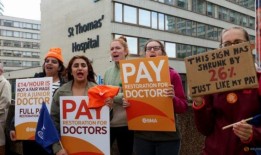 英国医院医生在选举前发动新一轮罢工