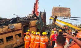 造成14人死亡的印度火车相撞事故中，火车司机正在观看板球比赛