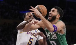 在湖人对凯尔特人的比赛中，杰森·塔图姆向科比致敬