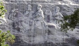 警方称，一名乔治亚州男子偷了一辆巴士，把乘客留在华夫饼屋，然后开车去石山公园