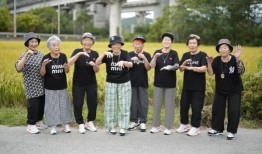 这些韩国妇女在80多岁时学习阅读和说唱