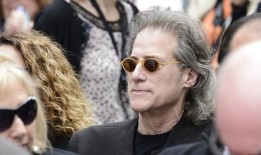 著名喜剧演员、《抑制你的热情》明星理查德·刘易斯去世，享年76岁