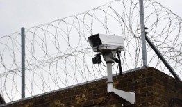 一名男子因涉嫌在同一天性侵一名女子而提前从英国监狱获释