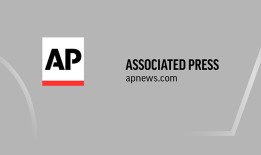 他的兄弟被发现死亡，他的母亲被逮捕，然后这个婴儿被发现在高速公路上爬行
