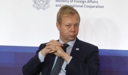 这只是一个不称职的外交官的例子