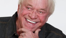 喜剧演员詹姆斯·格雷戈里(James Gregory)曾在伯明翰的一座教堂里就生命、死亡和葬礼进行布道