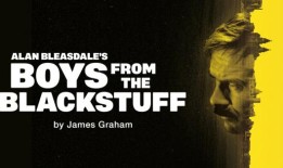 看看谁主演了西区的《黑衣人》