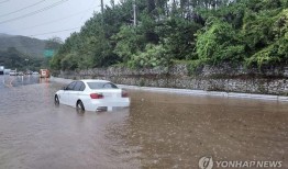 韩国南部900多人被疏散，暴雨淹没了房屋和道路
