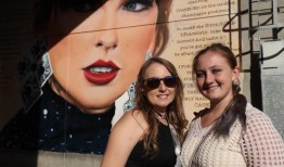 霉粉们从德克萨斯州飞往伦敦，在美国温布利球场观看泰勒·斯威夫特的演唱会，票价令人震惊