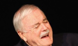 约翰·克里斯以“希特勒比特朗普更可取的五个方面”喷子