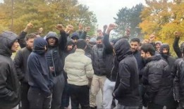 寻求庇护者在军事基地抗议工作人员虐待和拥挤的环境