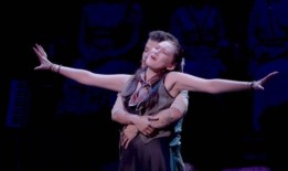 照片和视频：看一看在百老汇Hadestown的董洛拉和阿尼·迪弗兰科