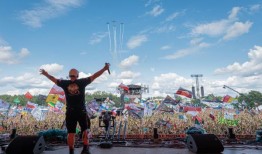 这位摇滚明星取消了演出，歌手听到了诊断结果有一个替代品“裤子里的果冻”