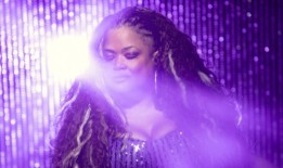 听娜塔莉·道格拉斯唱科尔·波特经典的“开始贝吉尼”从即将到来的专辑