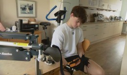 泽西优秀游泳运动员中风后醒来瘫痪，带着法国口音