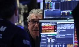 标准普尔500指数在芯片制造商和大型企业的推动下创下盘中新高