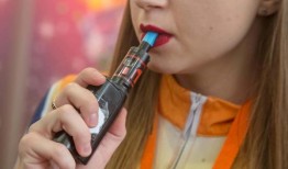 自有记录以来，16-24岁女性每天吸电子烟的比例最高