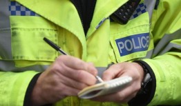 一名女子在停车场被刺后被谋杀逮捕