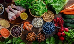 富含坚果和绿叶蔬菜的饮食有助于提高记忆力