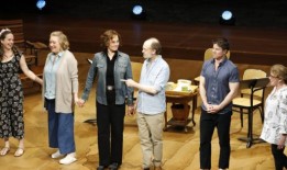 图片：原演员Vanya和Sonia、Masha和Spike在林肯中心剧院慈善读书会重聚