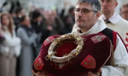 火灾后，荆棘之冠重回巴黎圣母院