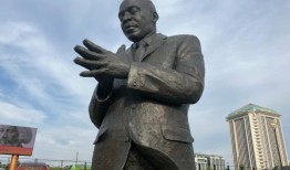 平等司法倡议将马丁·路德·金的雕像添加到蒙哥马利的遗产广场