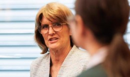 财政部长凯蒂·加拉格尔(Katy Gallagher)说，在强制利率削减需求后，绿党“失去了控制”