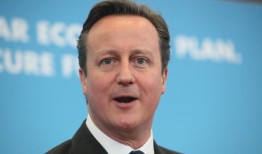 大卫·卡梅伦以外交大臣的身份震惊地回归政府