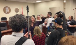 被监禁男子的家属向立法者讲述了阿拉巴马州监狱中的殴打、强奸和死亡事件