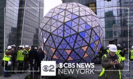 跨年派对者在时代广场的连锁餐厅敲响2024年的钟声，费用高达1.25万美元