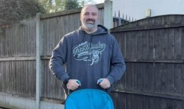 当人们说蠢话的时候，我就帮他们筹集善款