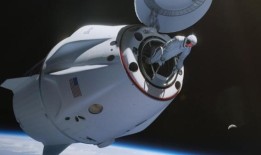 亿万富翁的太空行走推迟了几个小时