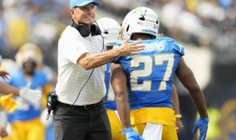 吉姆哈博的指纹在他的首秀中到处都是闪电队的胜利