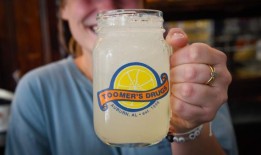 图默制药公司的柠檬水堪称传奇：“你在其他任何地方都买不到它”