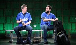 马修·佩里写了一部戏剧《渴望的终结》