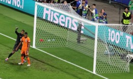 荷兰队主教练科曼对VAR进球无效表示不满